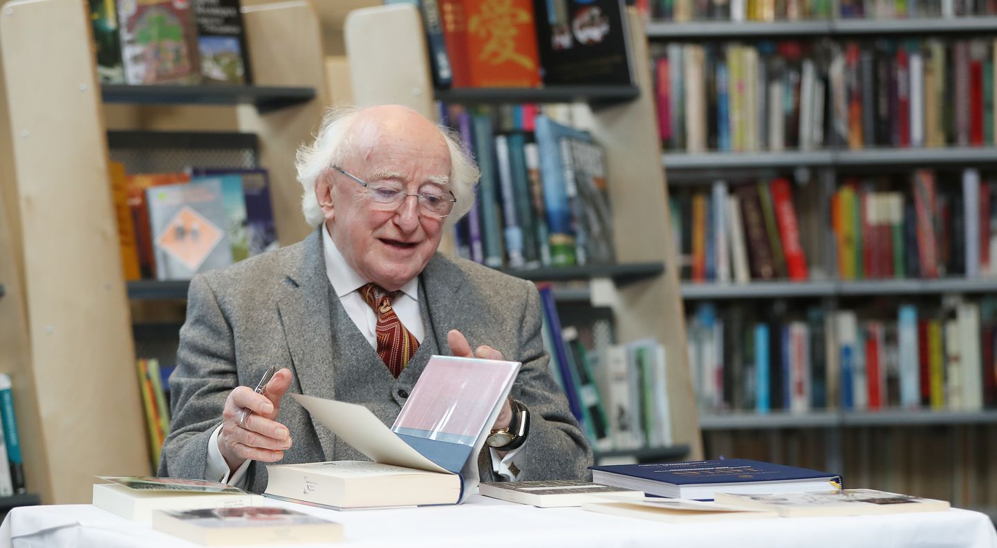 Michael D. Higgins annetas raamatukogule raamatuid.
