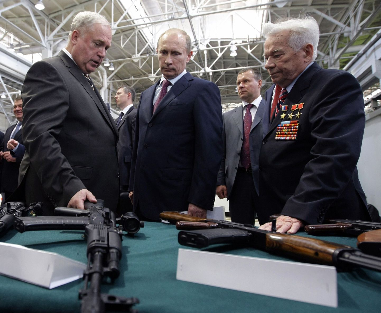 Mihhail Kalašnikov (paremal) ja Vladimir Putin (keskel) Ižmaši tehases 2010. aastal.