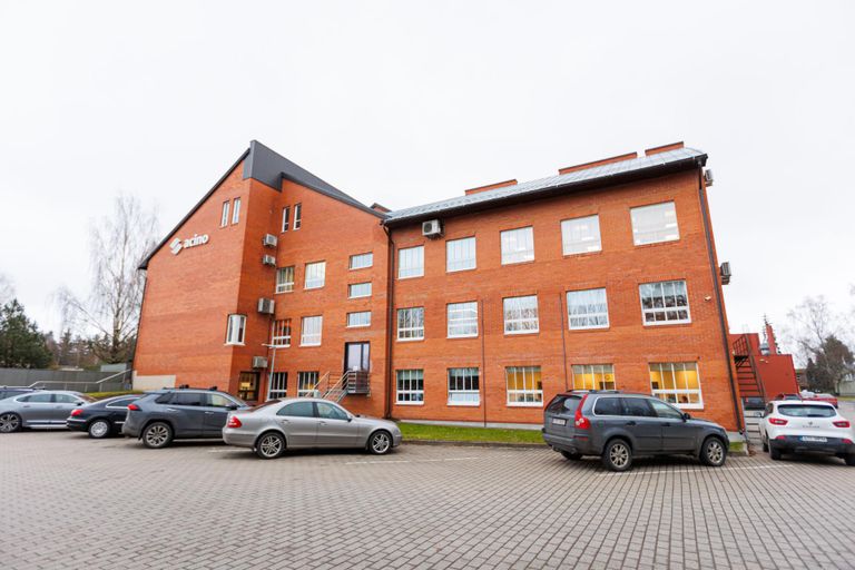 Acino Estonia OÜ farmaatsiatehas asub Põlvas Jaama tänaval.
