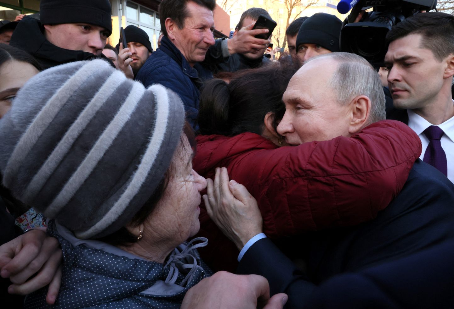 Venemaa president Vladimir Putin kohtus 5. märtsil 2024 Edela-Venemaal Stavropolis kohalike elanikega, kellest kaks naist teda kallistasid ja musitasid.