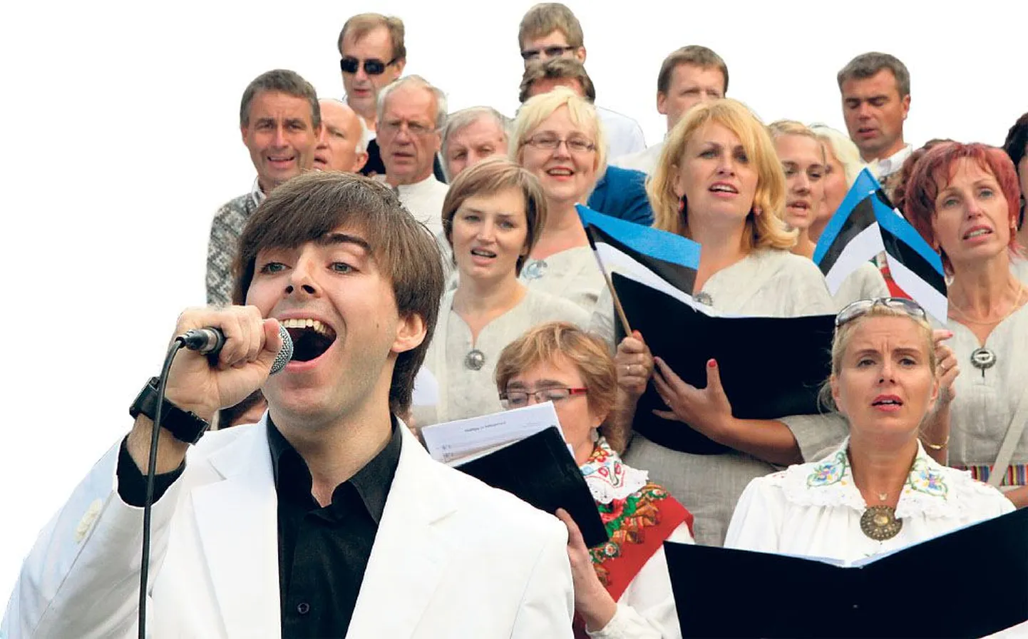 Meeleolukal rahvapeol esitas ligi 400 koorilauljat koos solist Oliver Timmuskiga (pildil) Eesti rahva südamesse lauldud Tõnis Mägi „Koitu“.