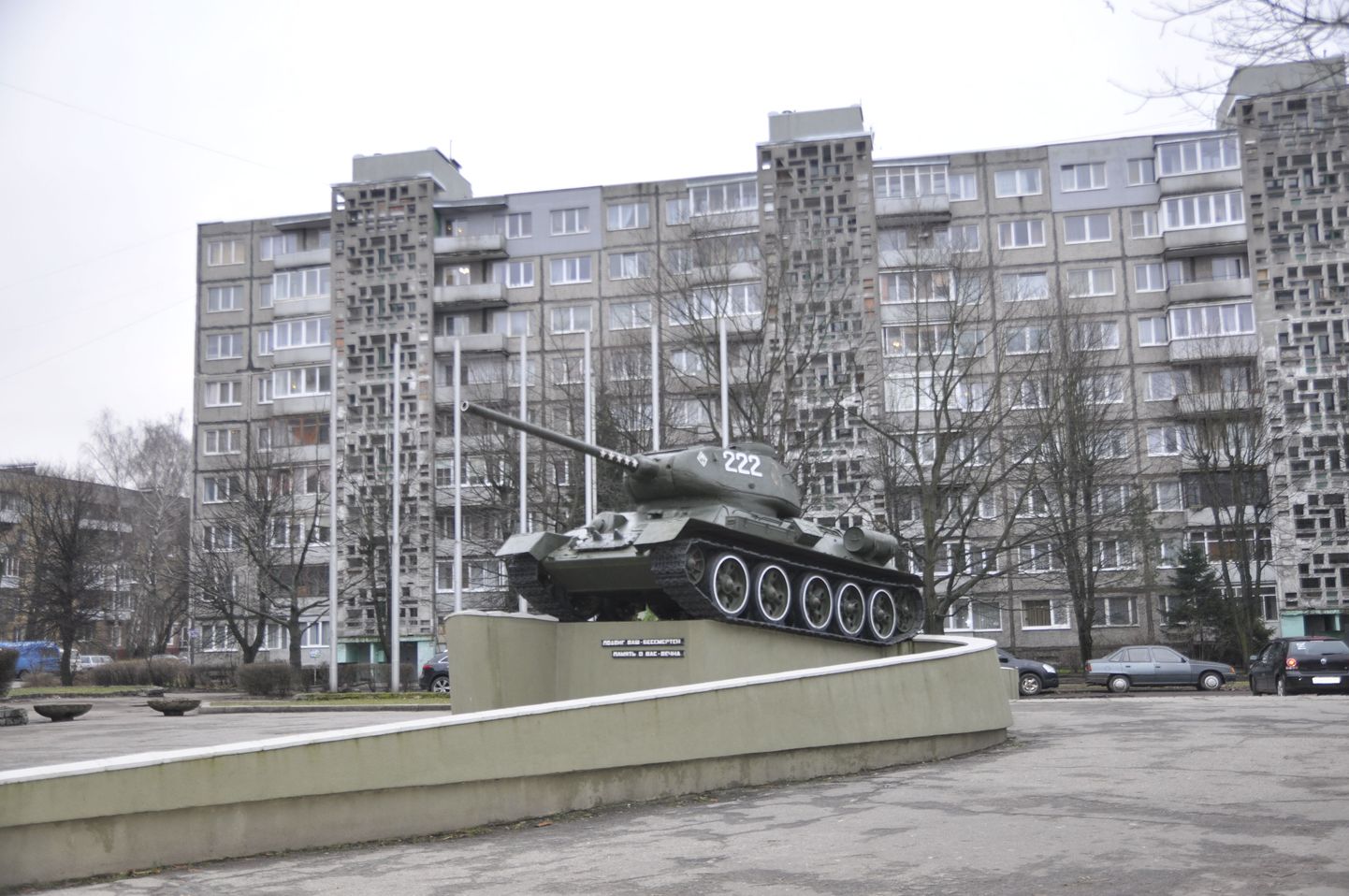 Teise maailmasõja-aegne legendaarne tank T-34 keset Kaliningradi kesklinna elamurajooni. Nõukogude ajast püstitatud tank-mälestusmärgi tähtedega kaunistatud kahuritoru on kohalikele harjumuspäraselt suunatud läände.