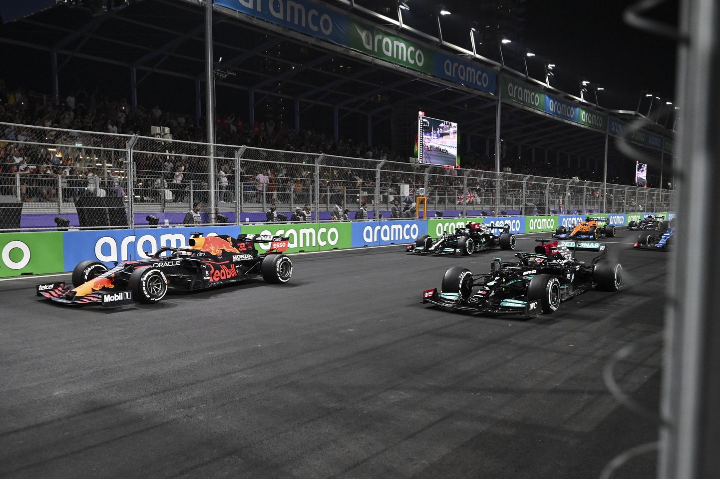 Esireas olevad Max Verstappen ja Lewis Hamilton ei tahtunud Saudi Araabias kuidagi koos rajal püsida.