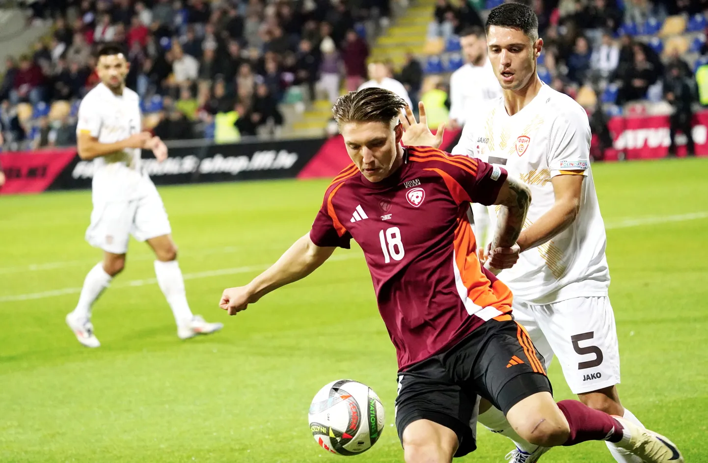 Latvijas vīriešu futbola izlases spēlētājs Dario Šits (nr.18,sarkanā tērpā) UEFA Nāciju līgas spēle futbolā starp Latviju un Ziemeļmaķedoniju "Skonto" stadionā.