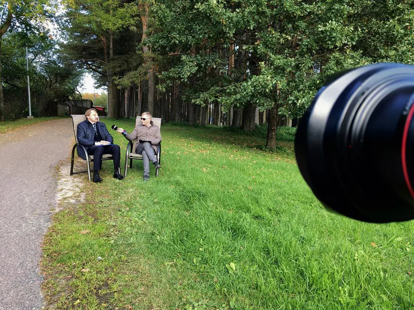 Helmut Hallemaa valis intervjuupaigaks Hiie puiestee, sest sealne valgustus sai ära tehtud koalitsiooni ja opositsioonis oleva Keskerakonna koostöös.