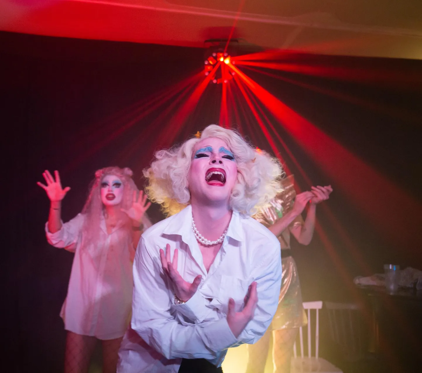 Soome drag-artistide punt tuli Viljandisse vaid korraks, et näidata siinsele publikule midagi teistsugust. Etenduse teostamise olid enda peale võtnud kultuuriakadeema teise kursuse kultuurikorraldajad.