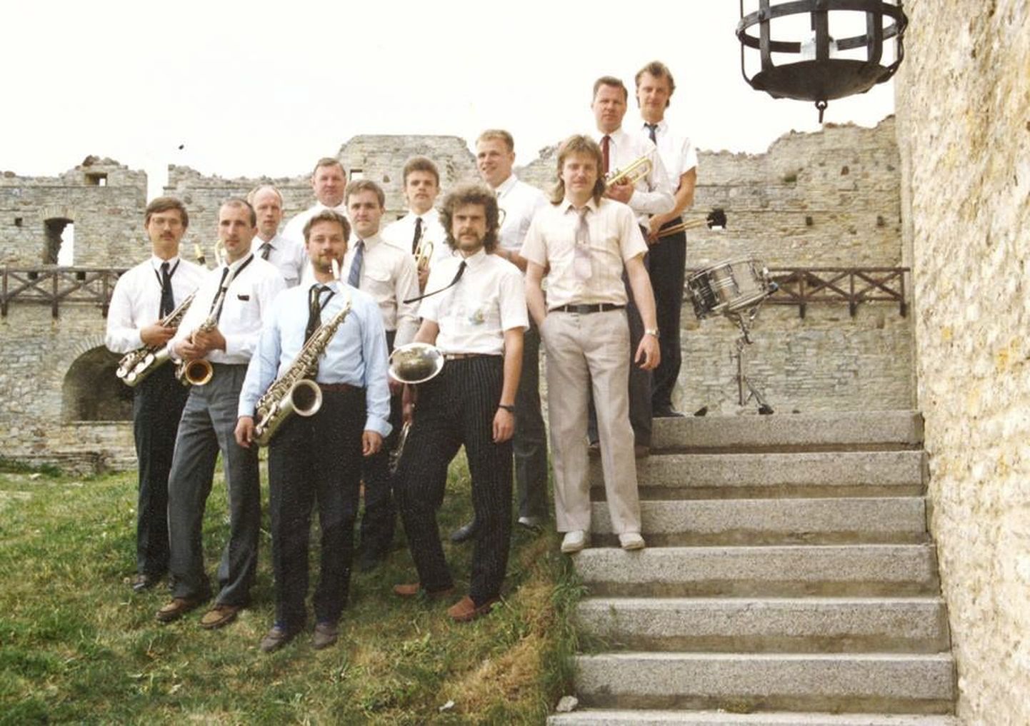 Esimene pilt Rakvere Linna­orkestrist. On suvi 1993 ning koos on mängitud peaaegu aasta.