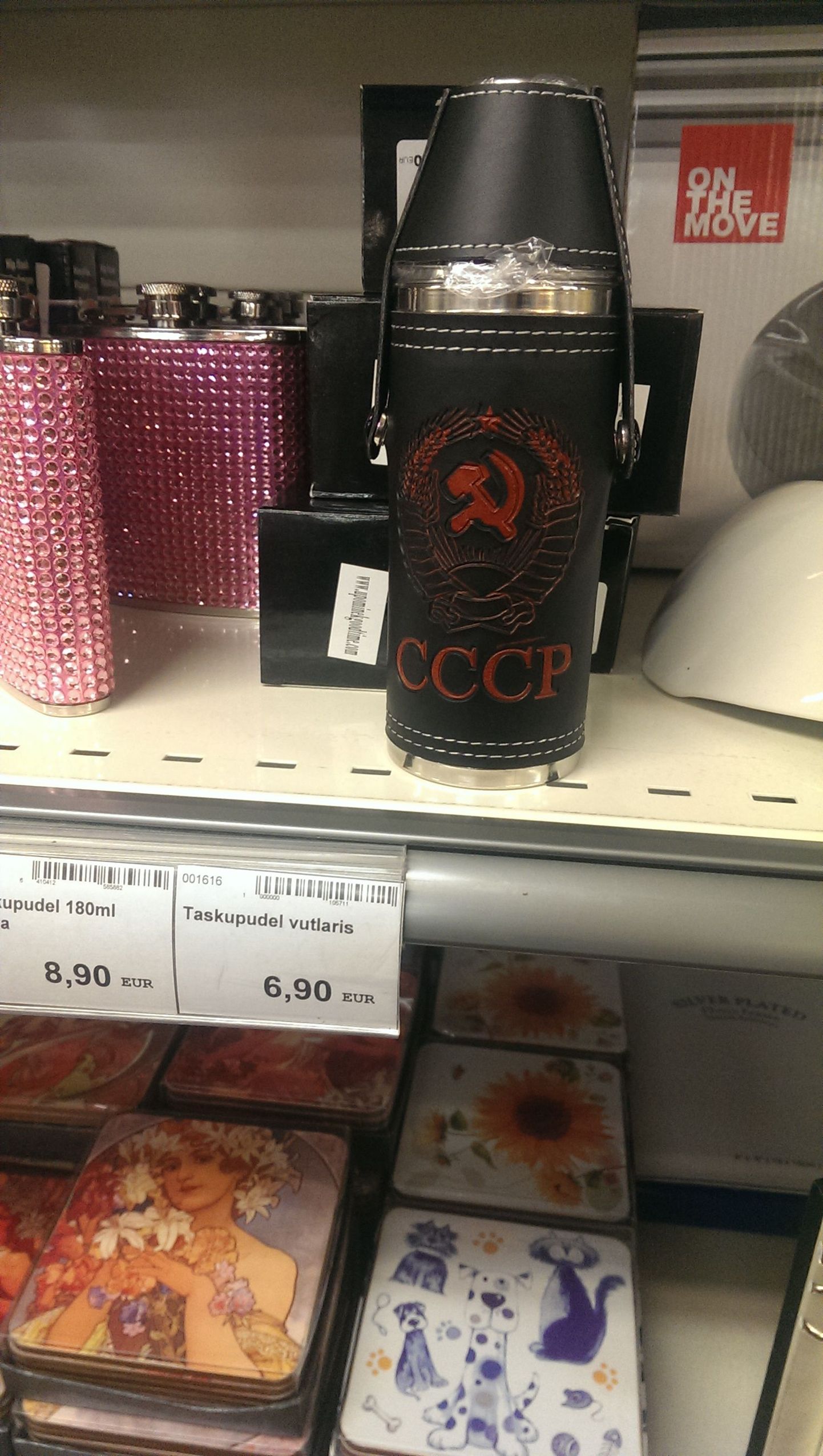 Фляжка с советской символикой в одном из тартуских магазинов.