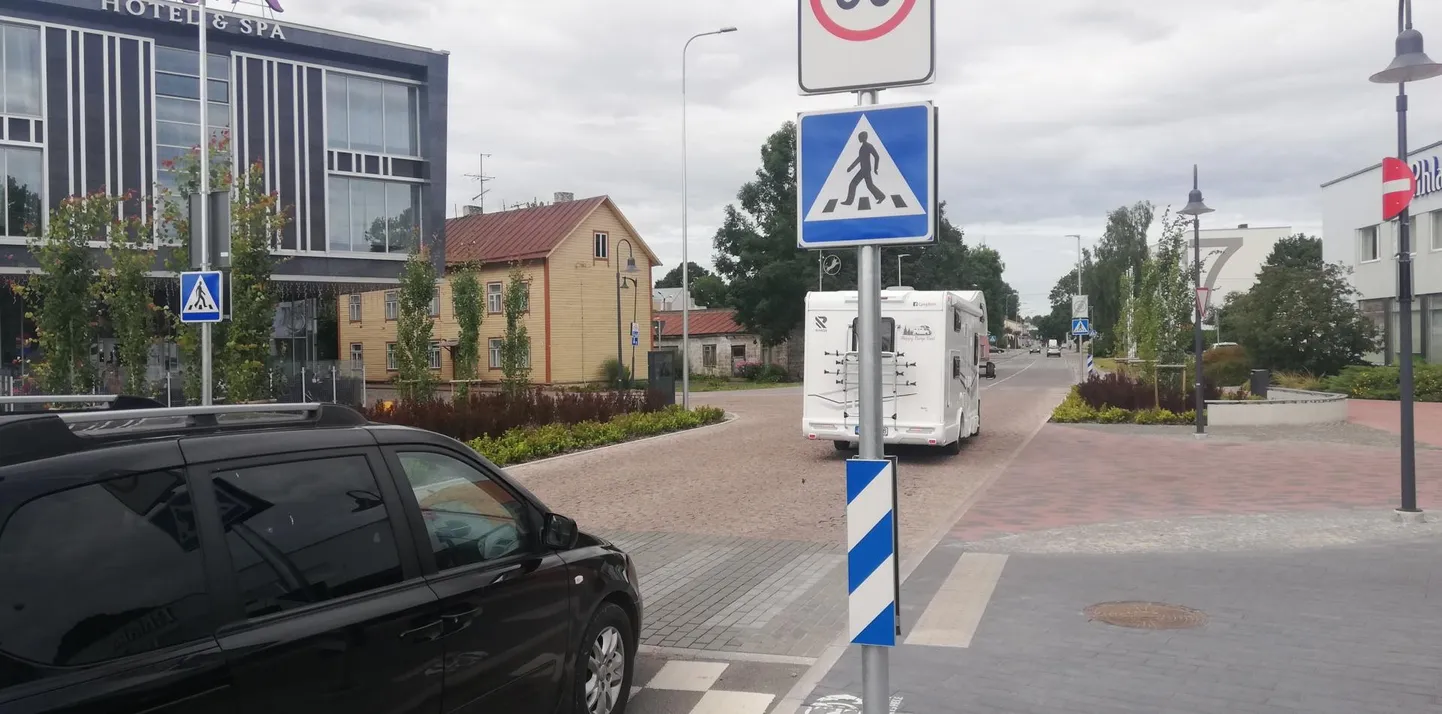 Tähistuse järgi on Jakobsoni tänaval kaks lähestikku asuvat ülekäigurada, kuid paljud autojuhid ja jalakäijad on arvamusel, et seal on üks lai ülekäigurada.
