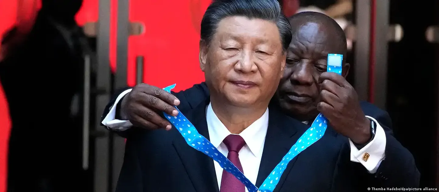 Председатель Китая Си Цзиньпин получает орден Южной Африки из рук президента Сирила Рамафосы