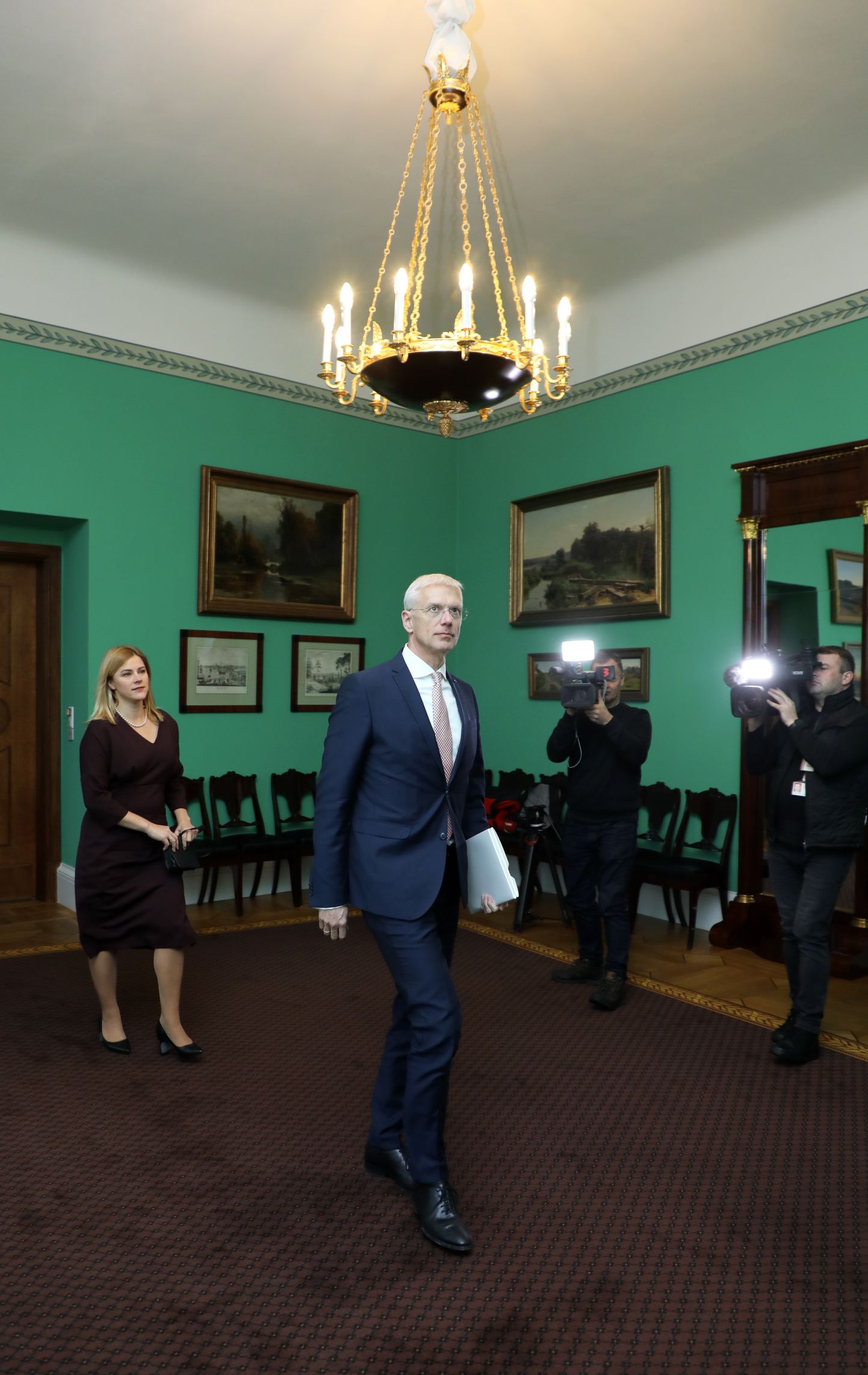 Ministru prezidents Krišjānis Kariņš un Ministru prezidenta parlamentārā sekretāre, Saeimas deputāte Evika Siliņa ierodas uz tikšanos ar Valsts prezidentu Rīgas pilī.