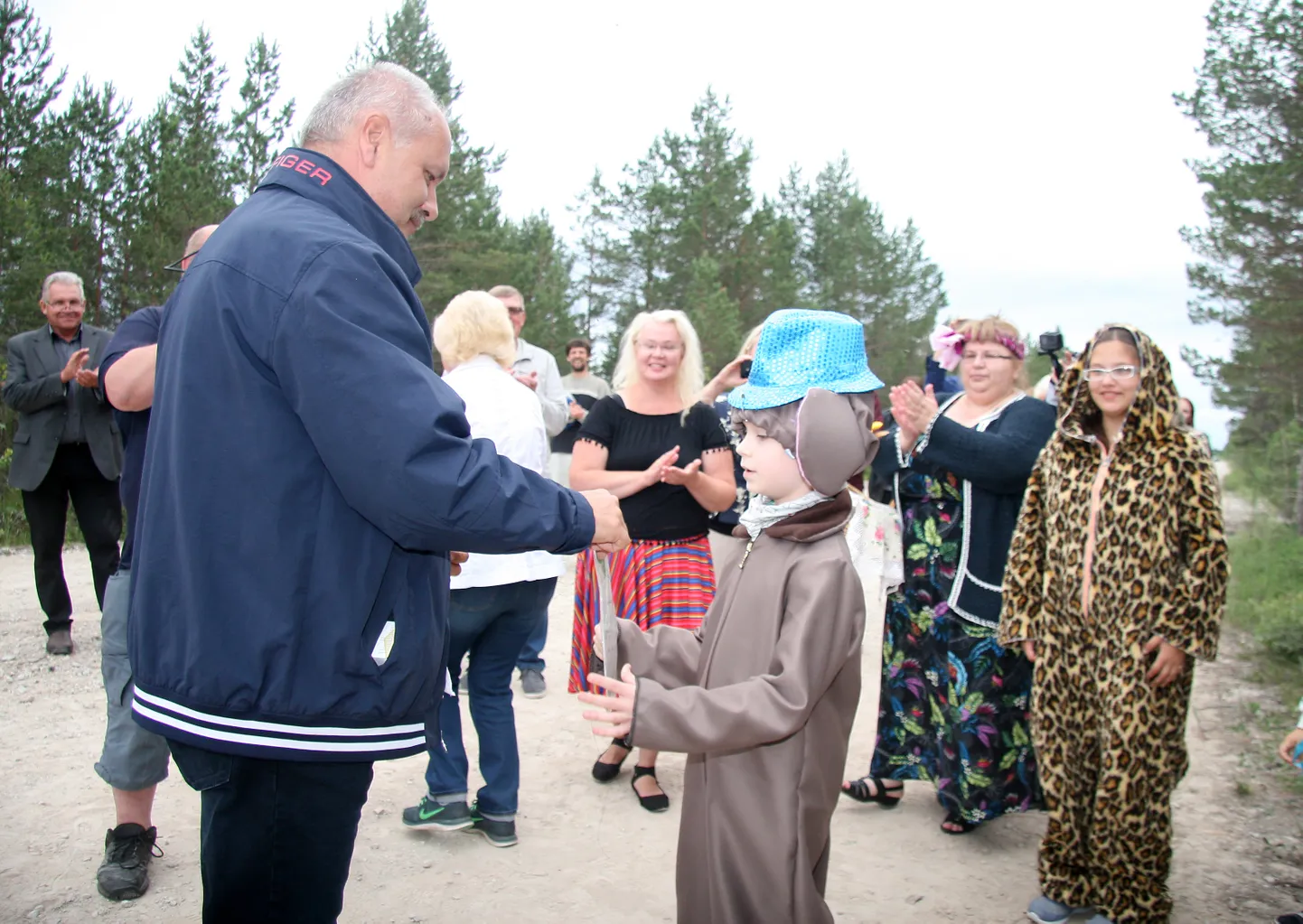 Riigikogu spiiker ja aasta küla hindamiskomisjoni esimees Henn Põlluaas lubas hiirepoiss Morteni (Mart Kundla) üle antud seaduse parlamendirahvani viia.