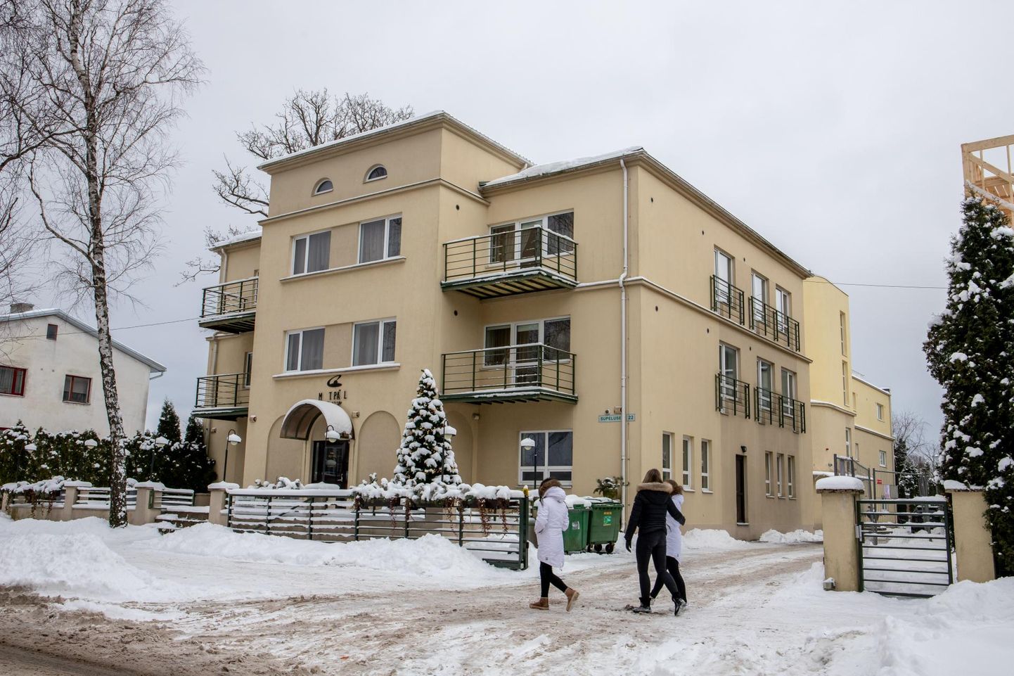 Pärnus Supeluse tänaval asuvas Fööniksi pansionaadis nakatus koroonaviirusesse 35 töötajat ja hoolealust.