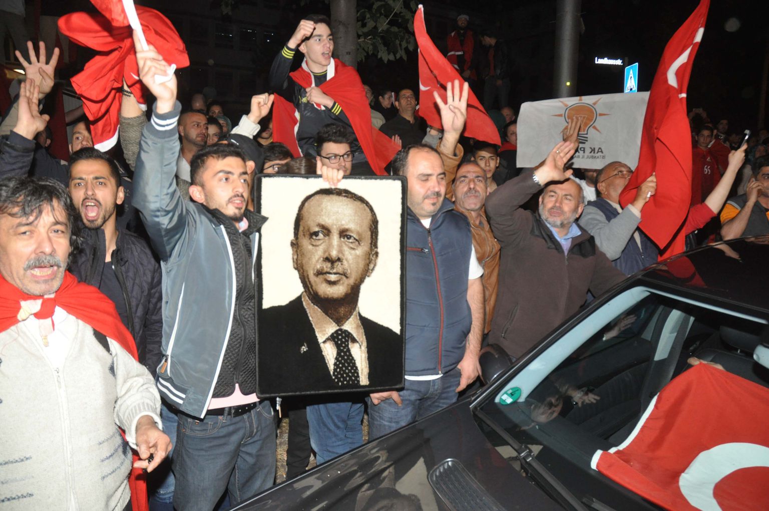 Türgi presidendi Recep Tayyip Erdoğani toetajad hoiavad riigipea pilti ja tähistavad riigipöörde katse ebaõnnestumist