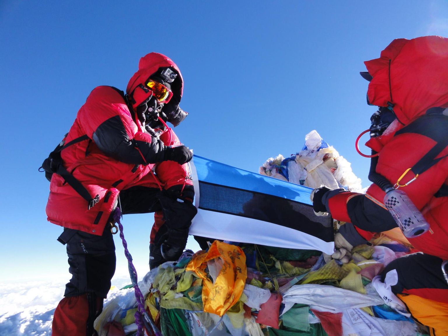 Maailma tipus: Andras Kaasik ja Tanel Tuuleveski 2011. aastal Everesti tipus. FOTO: Erakogu