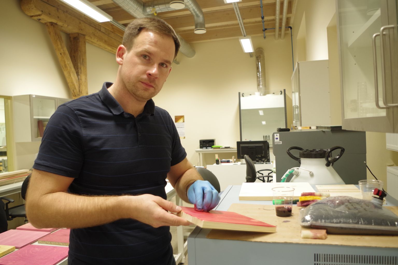 Tsentri puidutöötlemise arendusjuht Jörgen Dobris testib mahlade sobivust mööblivärviks.