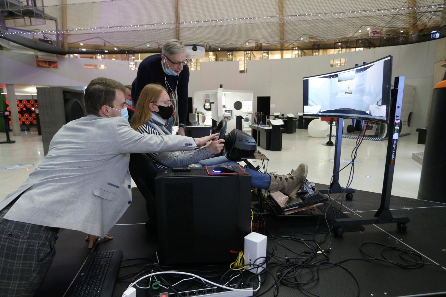 Kuidas auto juhtimine tulevikus võib käia, näitasid reporter Liina Ludvigile Elmo Rendi asutaja Enn Laansoo (vasakul) ja tehnoloogiajuht Priit Haljak.