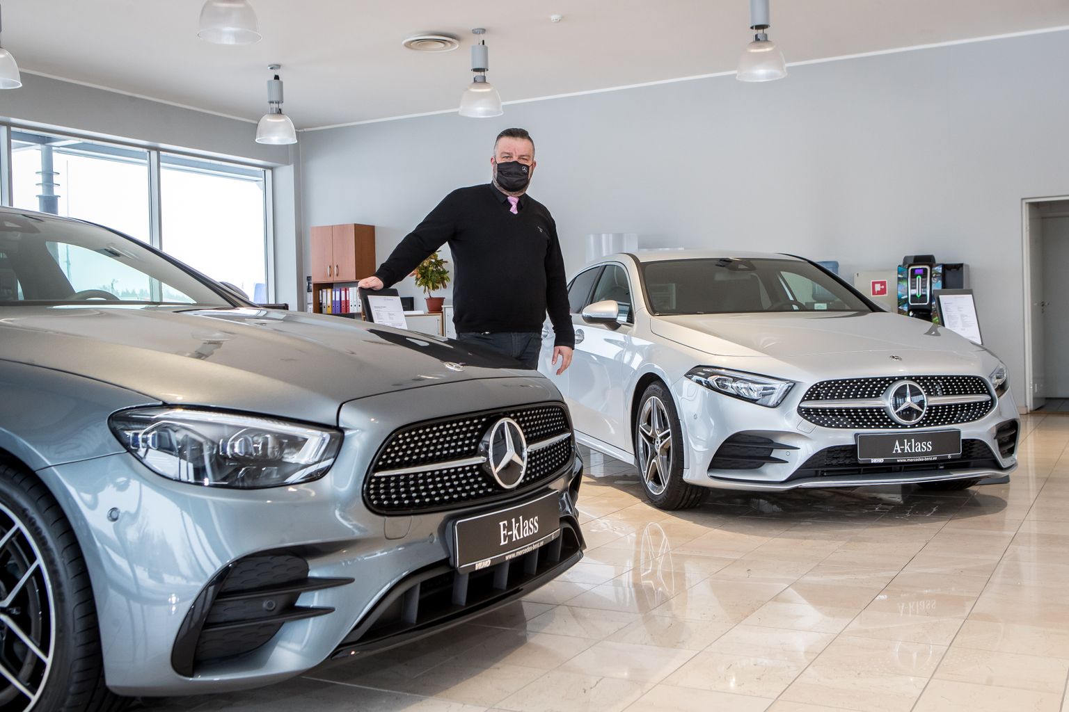 MITMED VÕIMALUSED: Äsja Silberautos tööd alustanud Kalle Kirss tuletab meelde, et lisaks päris uutele sõidukitele müüb firma Kuressaare esindus juba mõnda aega ka vähekasutatud autosid, mida tarnivad ettevõtte Euroopa koostööpartnerid.