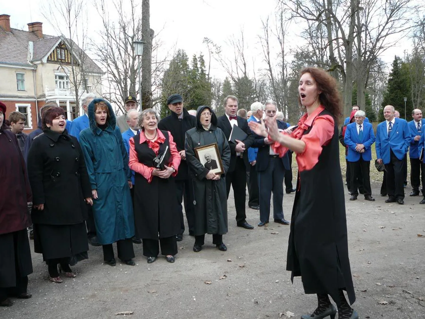 Kontserdi sissejuhatuseks kõlas Agnes Kure juhatusel laul, milles mainiti ära kõik ümbruskonna kohanimed ja piirkonnale kuulsust toonud heliloojad.