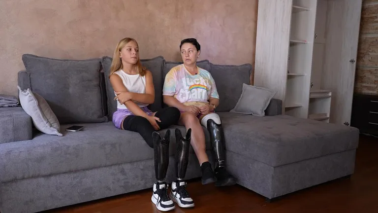 Наталья и ее дочь Яна получили протезы и прошли реабилитацию в США