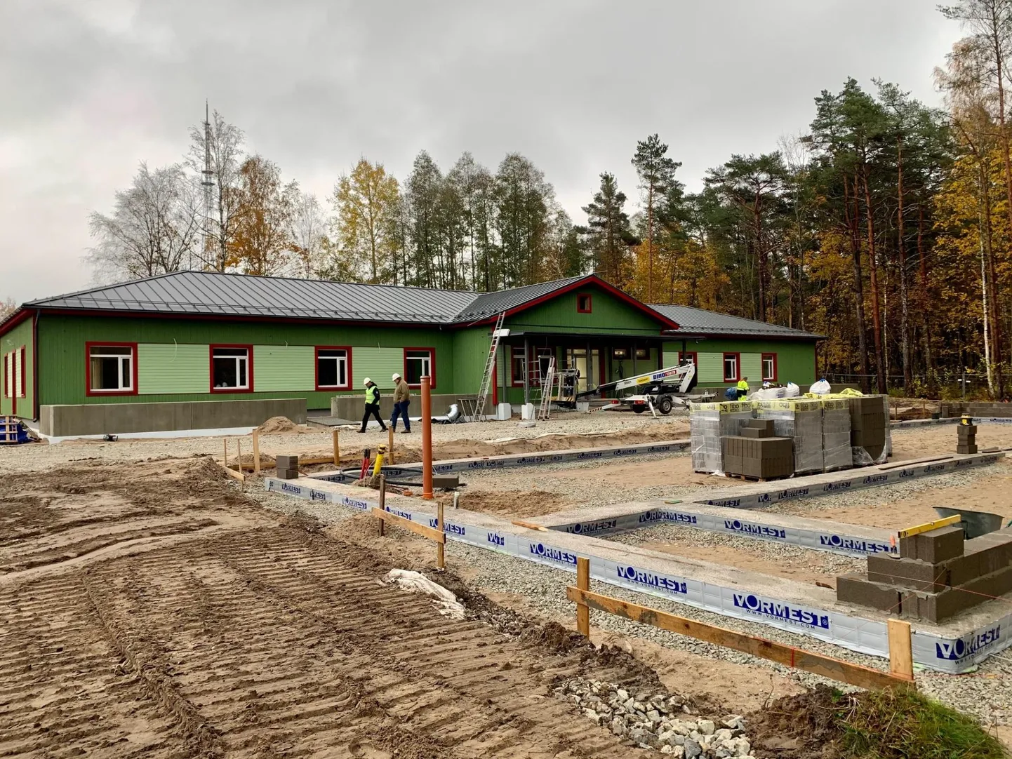 Tammiste hooldekodu uus, 30kohaline maja on juba täitsa hoone moodi ja alanud on 20kohalise naabermaja vundamendi rajamine.