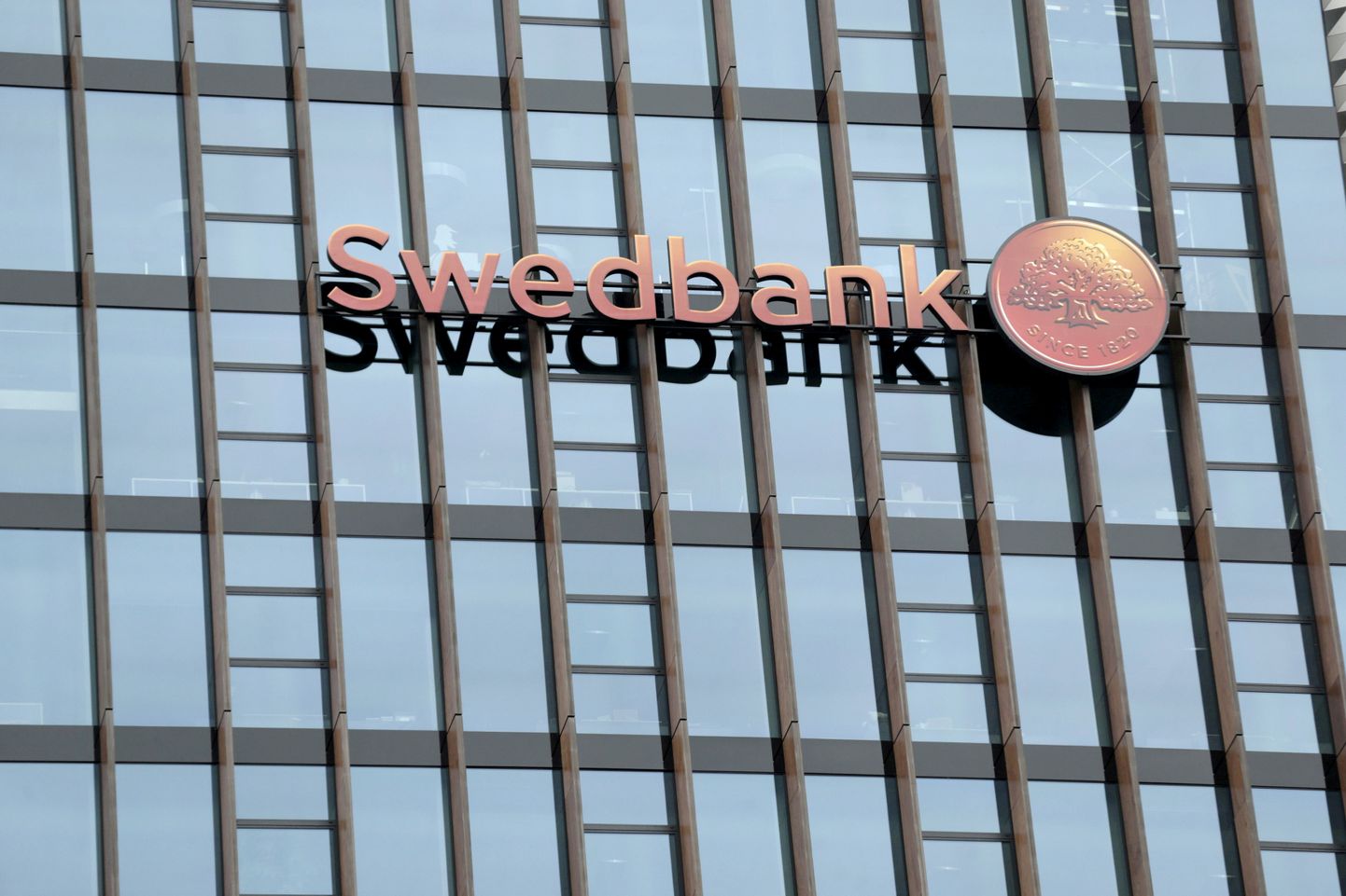 "Swedbank" logo.