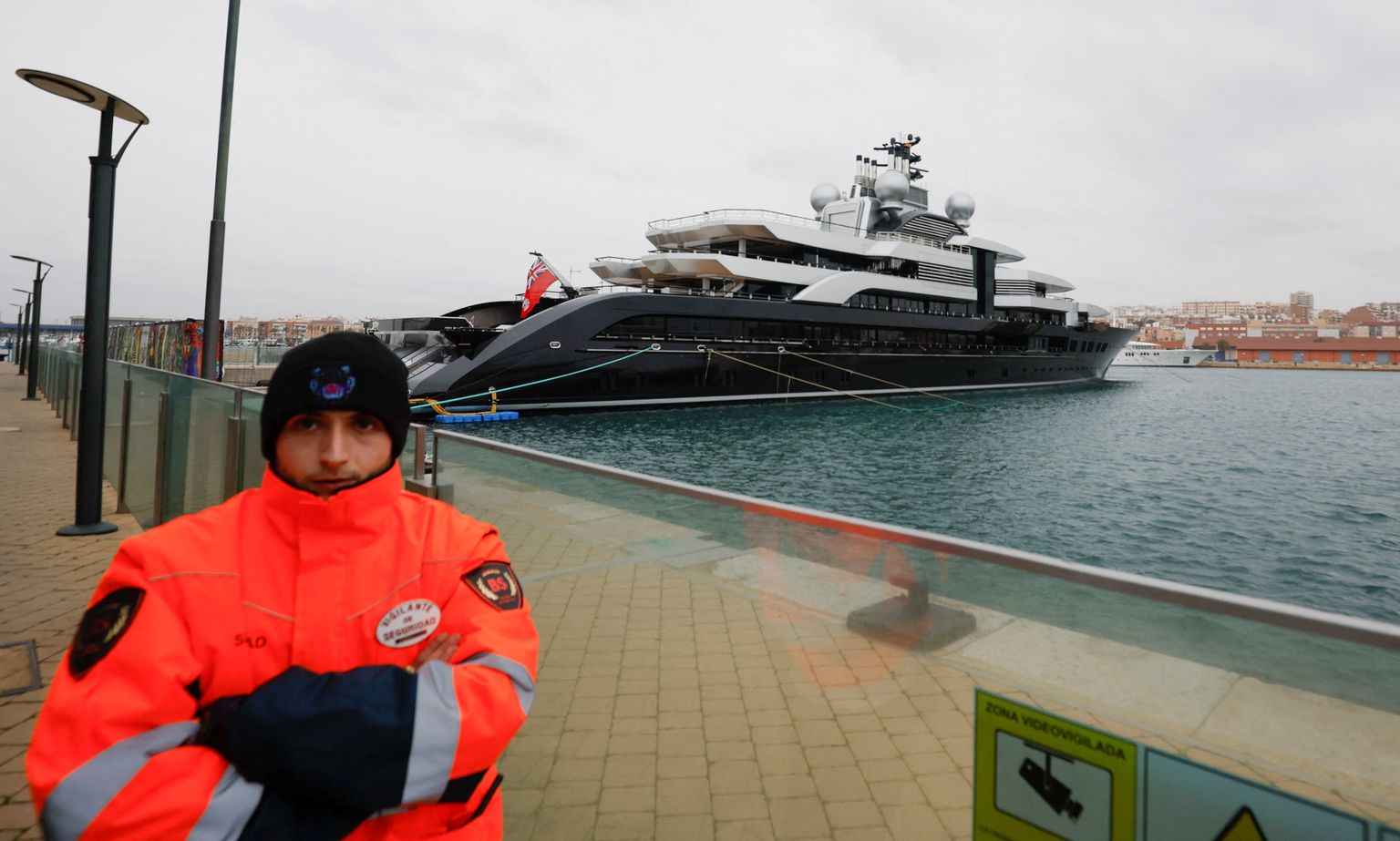 Superjaht Crescent Hispaania sadamas, Reutersi hinnangul kuulub see Rosnefti endisele juhile Eduard Khuidanatovile, viimase kohta on Forbes kirjutanud, et ta hoiab enda nimel ka Venemaa presidendile Vladimir Putinile kuuluvaid luksusjahte