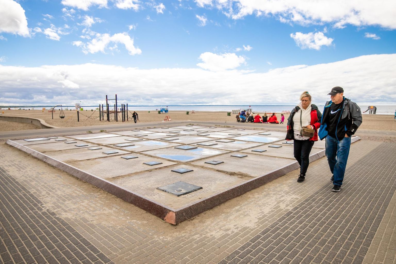 Pärnu ranna- promenaadi purskkaevu on 14 aasta jooksul kimbutanud liiv, merevesi, aeg ja isegi inimesed.