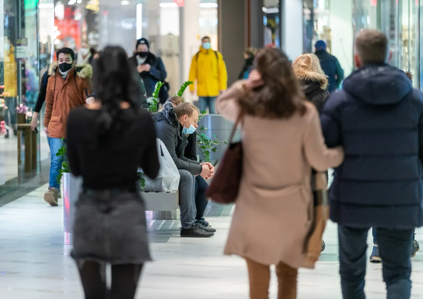 See eelmise aasta lõpus Ülemiste keskuses tehtud foto näitab, et enamik inimesi kannab kohusetundlikult maske. Sama keskuse Rimi klienditeenidaja tunnistab, et näeb siiski iga päev ka neid, kes sellest ei hooli.