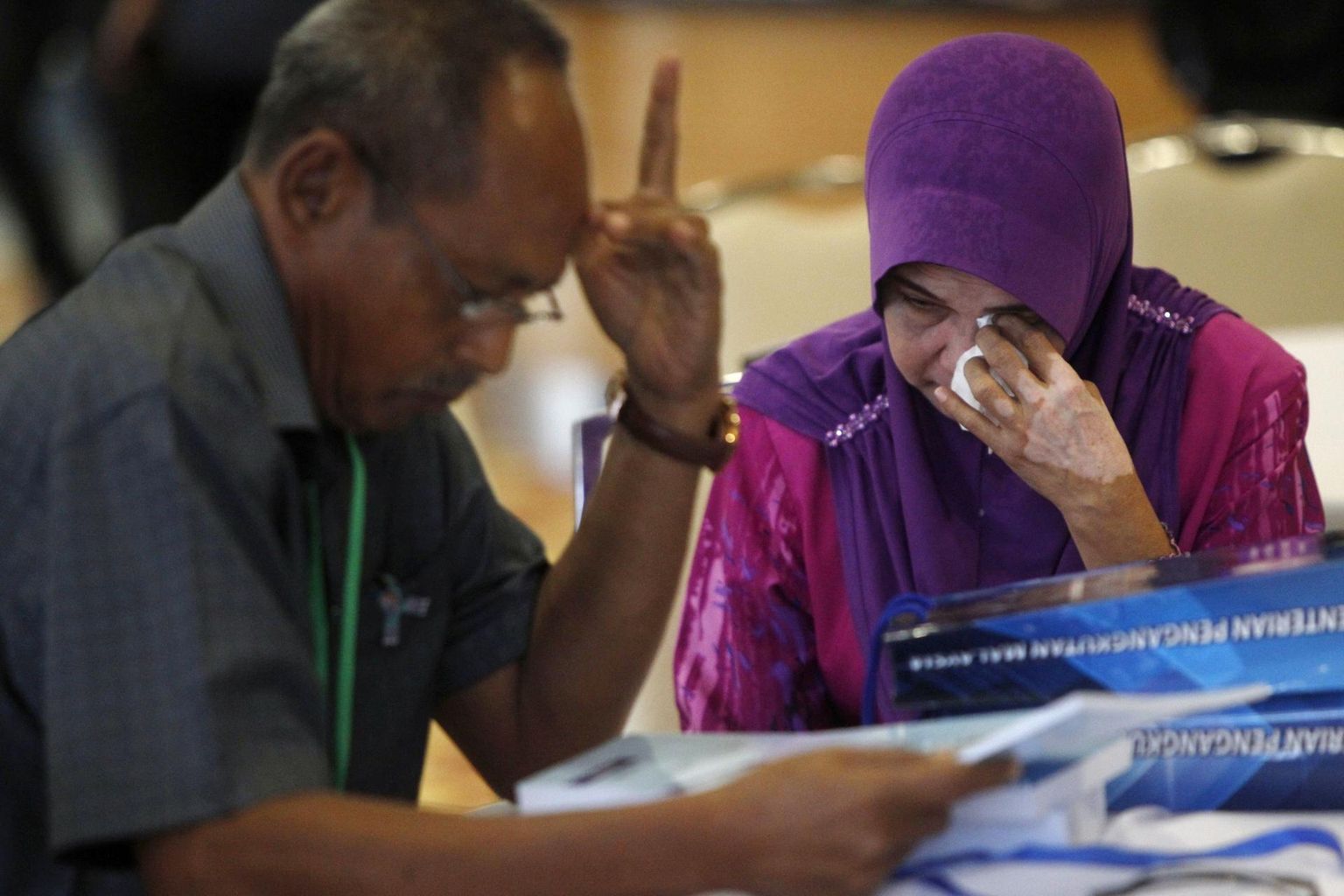 Malaysia Airlinesi lennu MH370 pardal olnud reisijate pereliikmed tutvumas uurimisraportiga Malaisia transpordiministeeriumis Putrajayas.