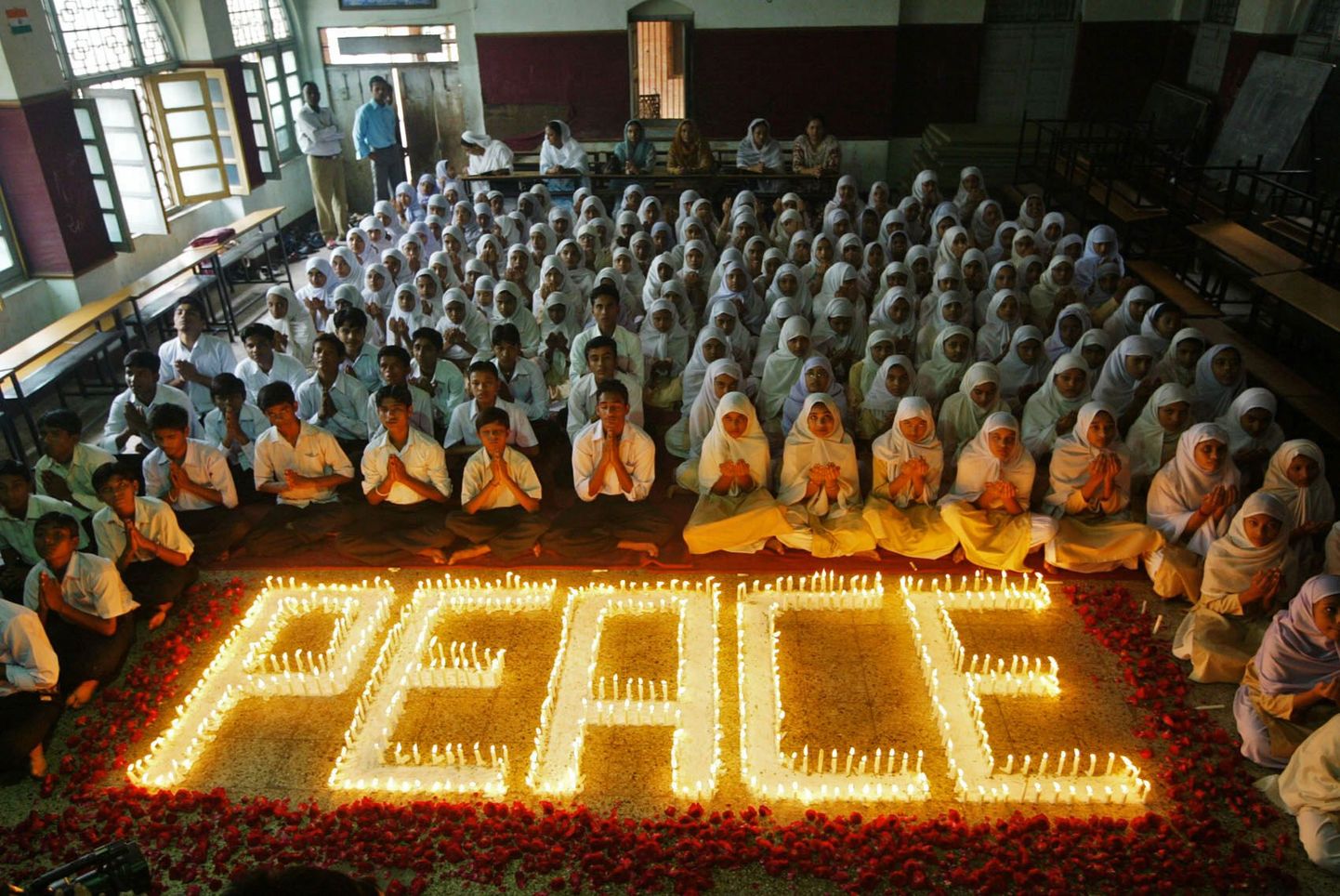 Молитва индийских студентов и учителей за мир во всем мире. Иллюстративное фото