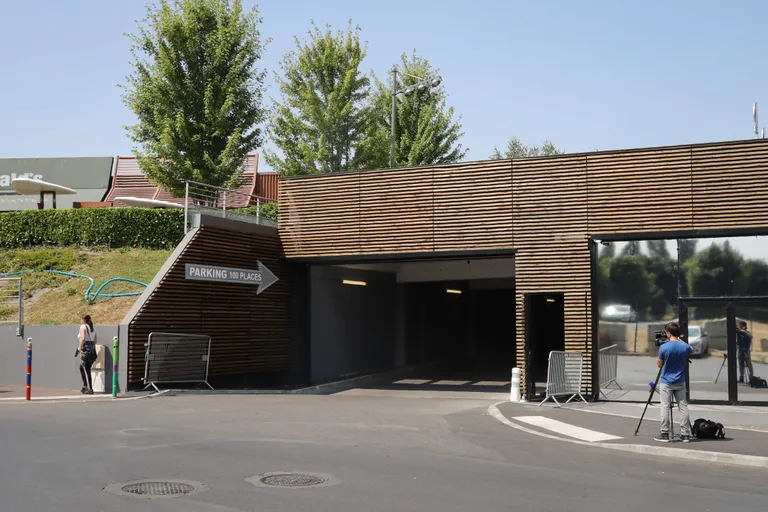 Pariisi eeslinna Sarcelles'i ostukeskuse parkla