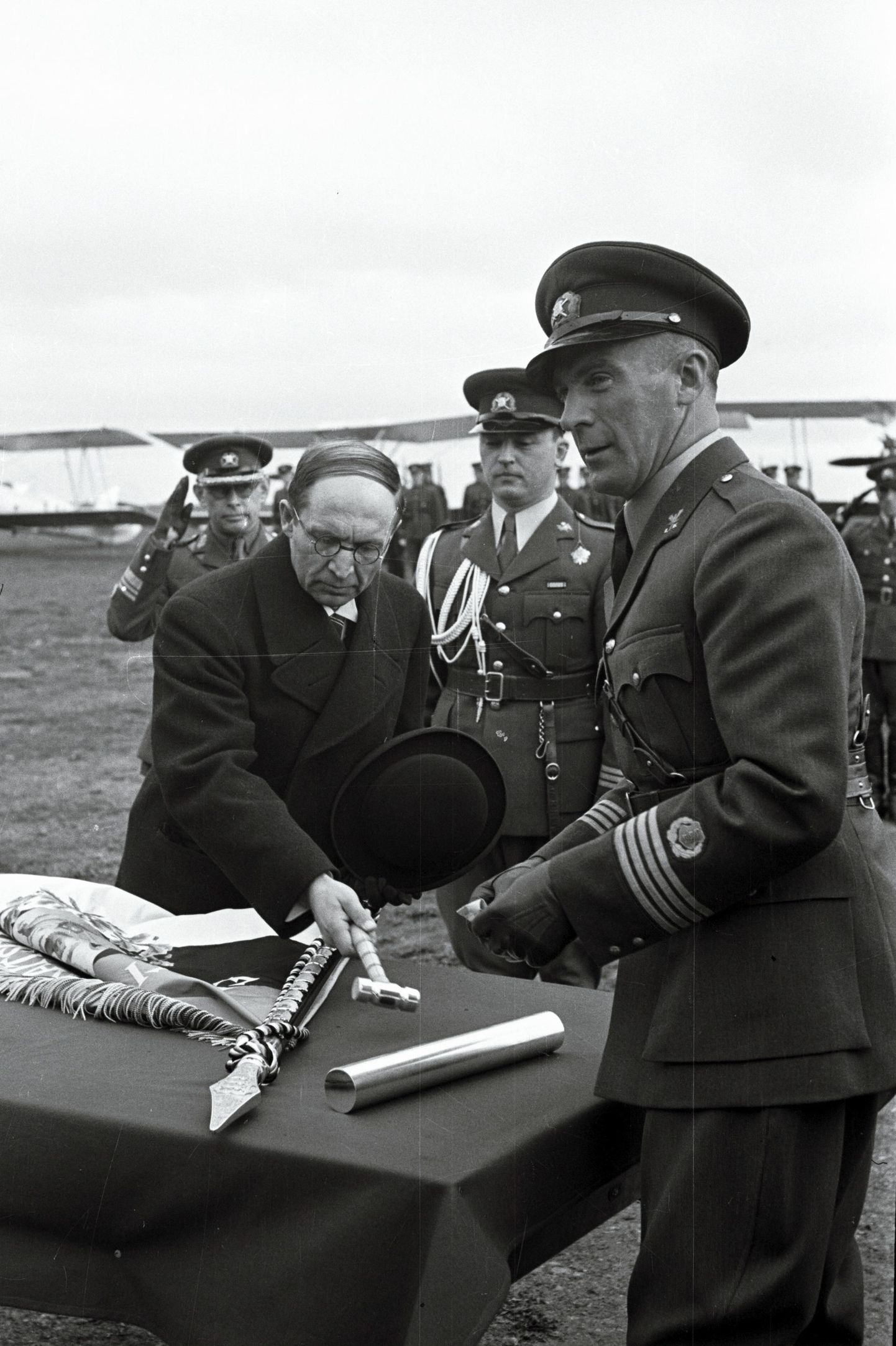 Eesti Ajakirjanike Liit annetas 1. juunil 1940 lipu sõjaväe lennukoolile Lasnamäe lennuväljal, peaminister Jüri Uluots lõi naela lipuvardasse.