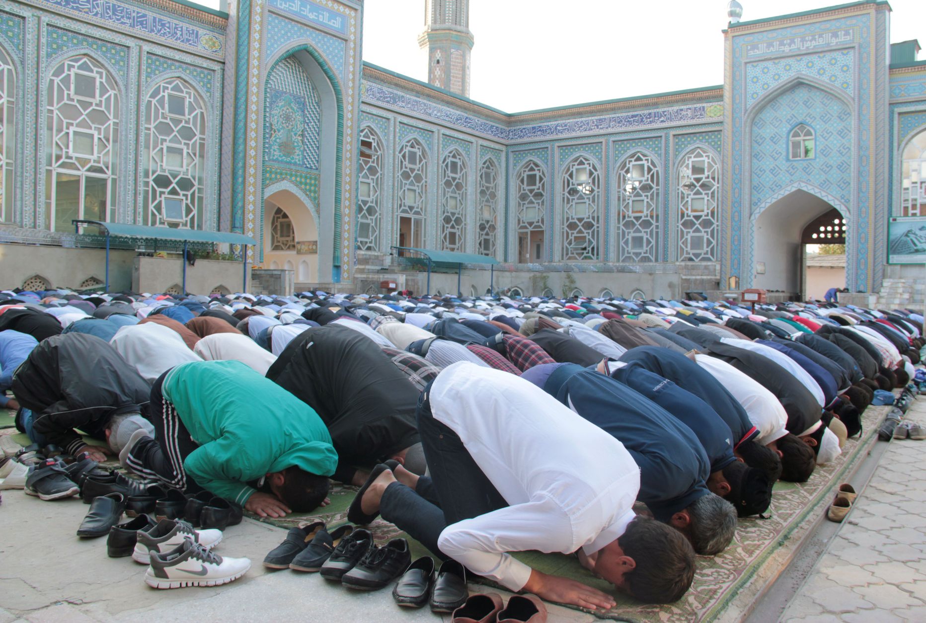 Moslemid palvetamas Tadžikistani pealinna Dušanbe mošees