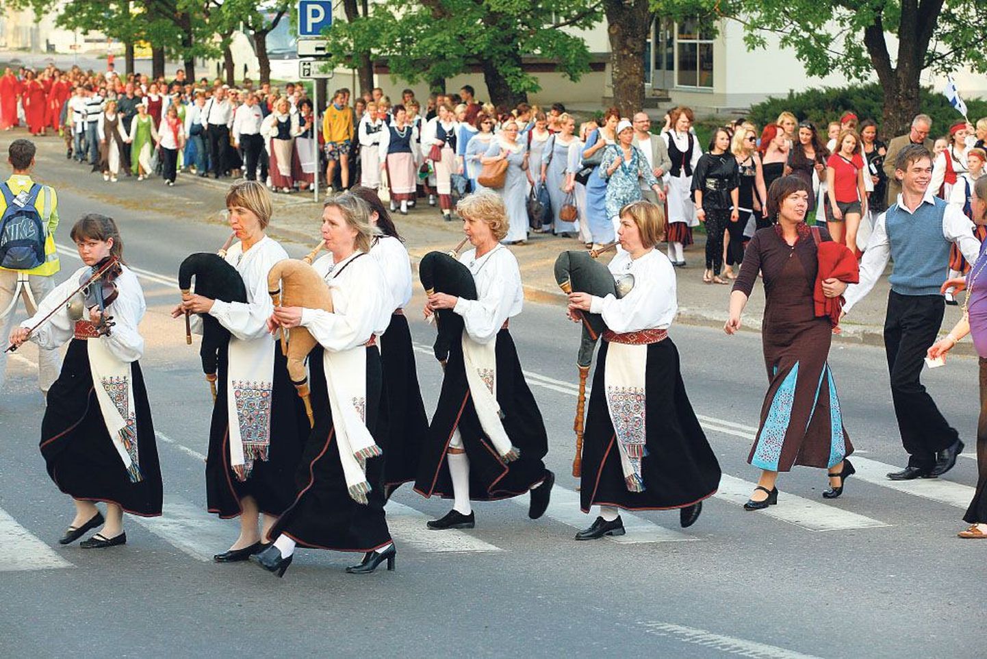 Pärnu rahvusvahelise koorifestivali juurde käib traditsiooniliselt ka lühike rongkäik.