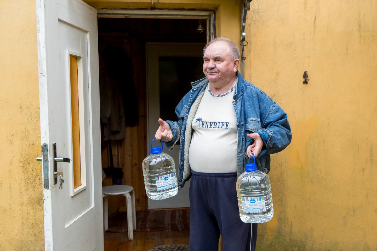 PAUL KUPITS Mändjalast ostab joogivee poest, sest pumpla vesi ei aita.