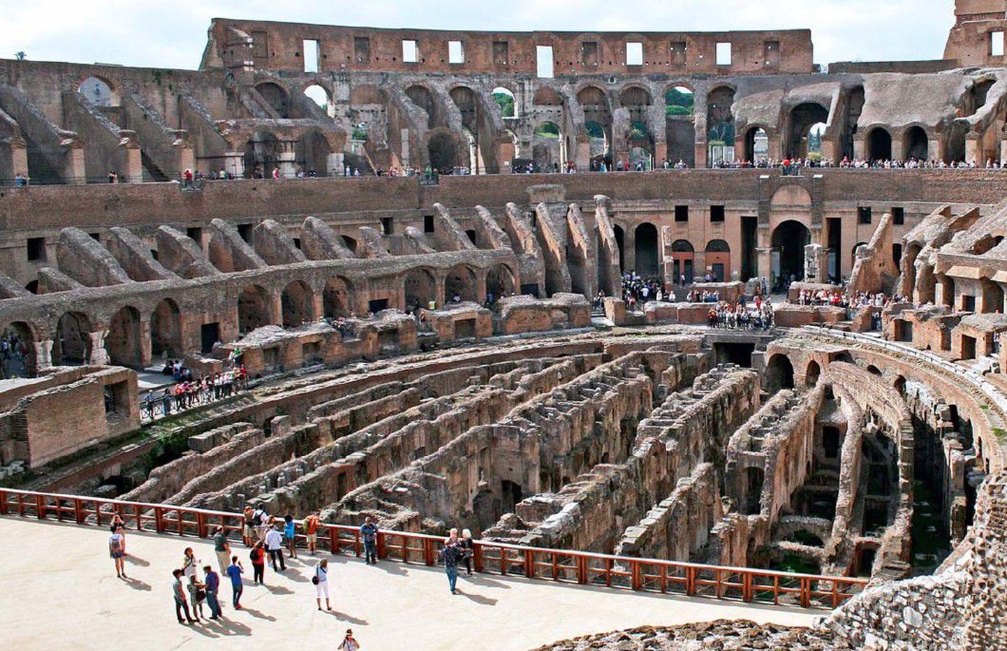 Colosseumi varemed. Keskel on näha areenialune ruumide rägastik, külgedel paiknesid kunagi pingiread, mis mahutasid 50 000   inimest. Üle 400 aasta oli amfiteater Rooma vägevuse tunnistuseks.