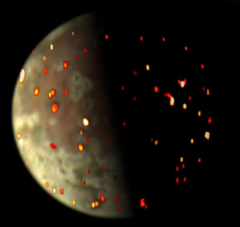 Just selline näebki välja põrgu kosmoses: Päikesesüsteemi kõige vulkaanilisemal taevakehal pole ilmselt eriti palju kohti, kus võiks end mugavalt tunda. Need liitvaated Io vulkaanilisest tegevusest pandi kokku NASA kosmoseaparaadi Juno 14. detsembril 2022 toimunud möödalennu ajal nähtava valguse ja infrapunakaamera andmete põhjal. 16. mail tehtud pildid lisavad aga teravust ja aitavad näha, mis on vahepeal rahutul taevakehal muutunud. Peagi saabuvad ka värsked infrapunakaamera andmed