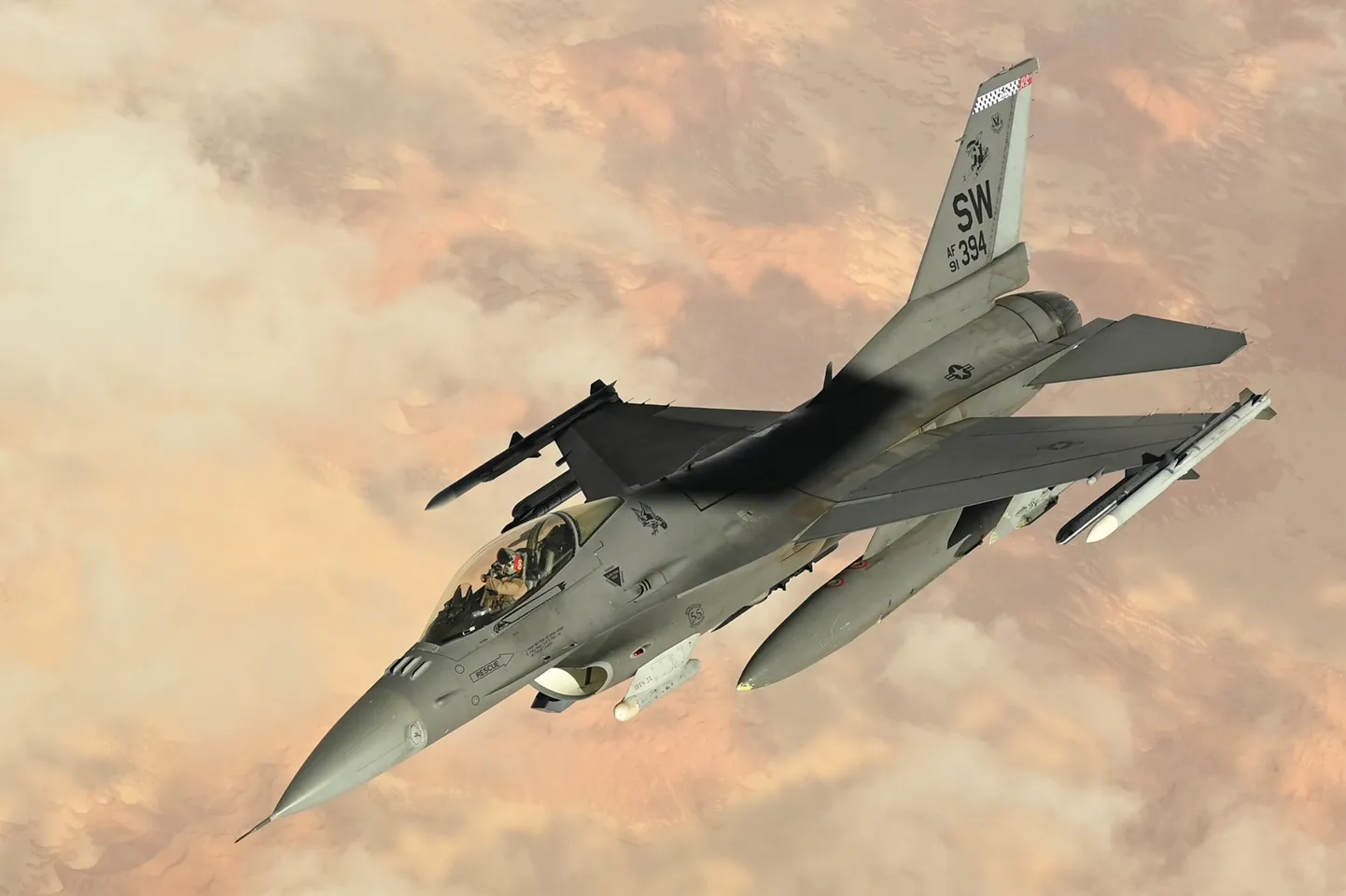 USA õhujõudude hävitaja F-16 Fighting Falcon lendab USA keskväejuhatuse (CENTCOM) vastutusalas (AOR).