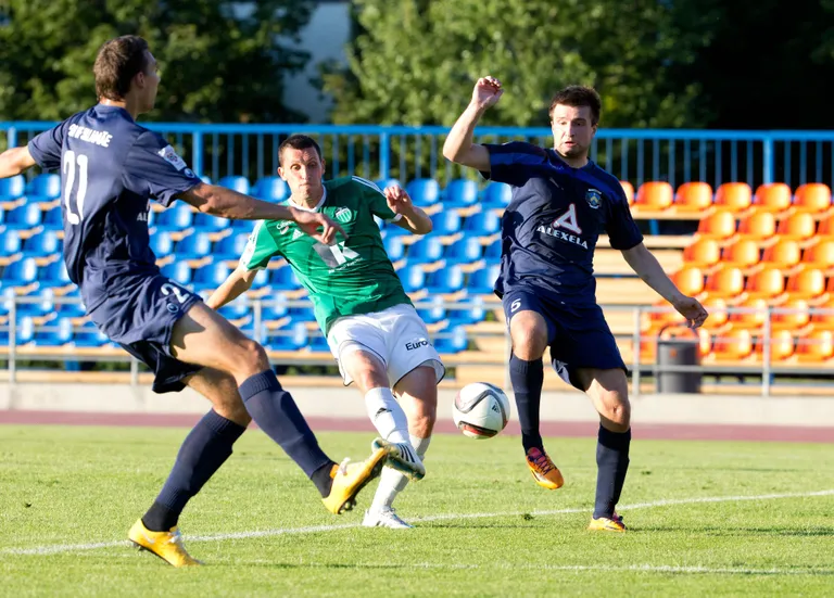 Levadia ründaja Ingemar Teeveri hoogu ei suutnud eelmises voorus pidurdada ka Sillamäe kaitsjad. FOTO: