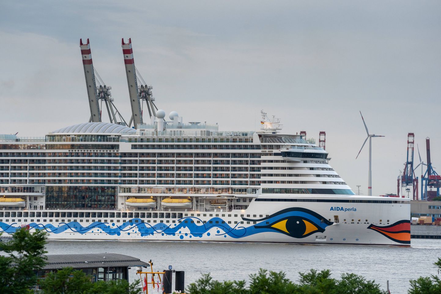 AIDA Cruises ristluslaev AIDAperla Hamburgi sadamas