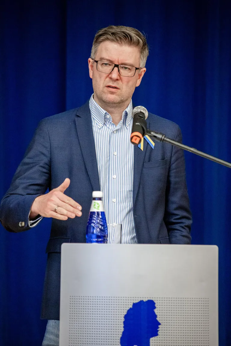 Eesti suursaadik Ukrainas Kaimo Kuusk rääkis teel Poola sõjasündmustest ja Kiievi saatkonna tööst Pärnus Koidula gümnaasiumi perele.