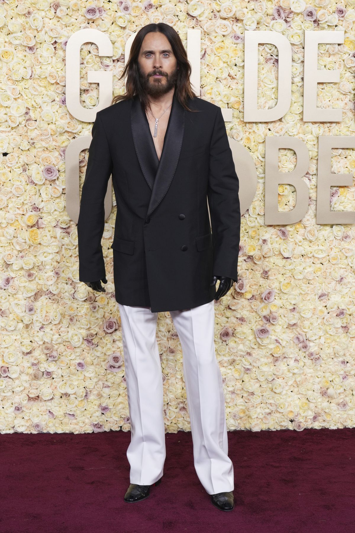 KARM: Jared Leto mustvalge kostüüm pärineb Givenchy 2024. aasta kevad-suvisest kollektsioonist. Tema mustad nahkkindad põhjustasid internetis hulganisti arutelu, kus teda võrreldi sekti juhi ja palgamõrvariga.