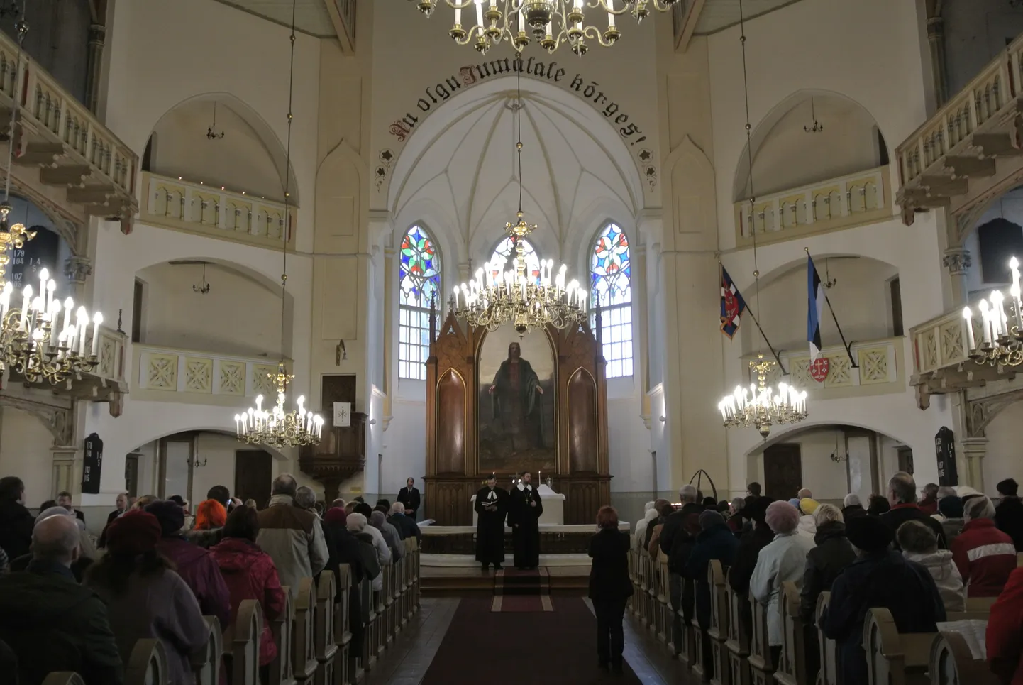 Altariruumi pühitses Peetri koguduse õpetaja Ants Tooming (altari juures paremal)ning pühakirja luges tema kõrval kaplan Valdo Lust.