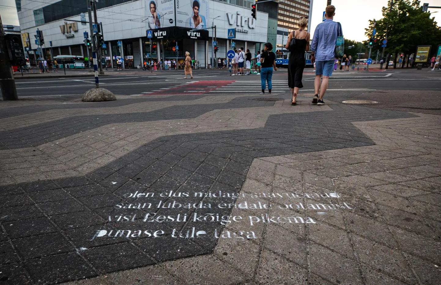 Contra luuletus Viru Keskuse ristmikul.