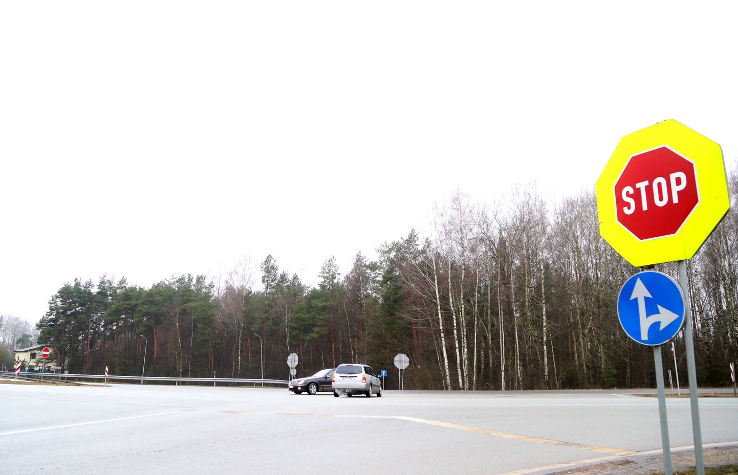Medemciema krustojums uz Jelgavas šosejas, kur šī gada pavasarī VAS "Latvijas Valsts ceļi" plāno veikt pārbūvi, likvidējot kreiso pagriezienu no Medemciema uz Jelgavu, kā arī kreiso pagriezienu no Rīgas uz Medemciemu.