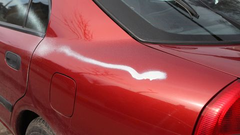 Автовладельцы бьют тревогу: на парковках орудуют вандалы 