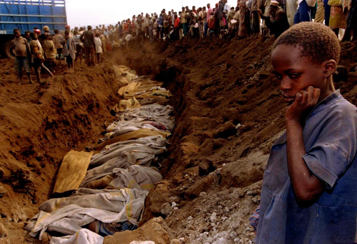 Rwanda põgenikust tüdruk juulis 1994 massihaua juures, kuhu on pandud tuhandeid surnukehi. Selleks ajaks oli 800 000 elu nõudnud genotsiid lõppenud. 