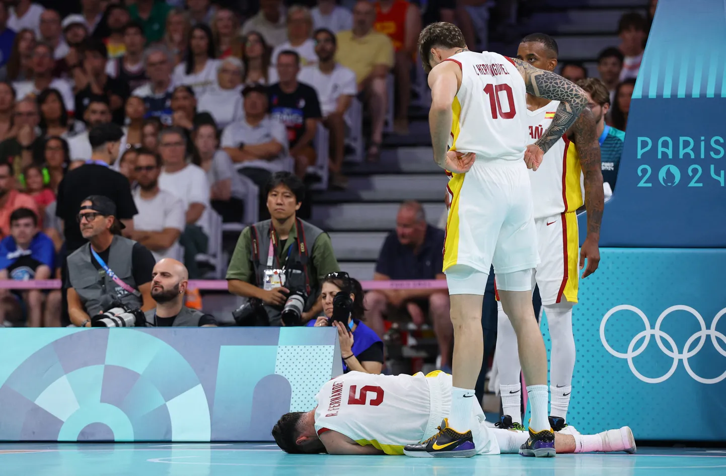 Rudy Fernandez (number 5).