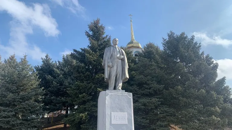 Памятник Ленину.